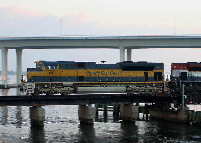 train on old roosevelt bridge
