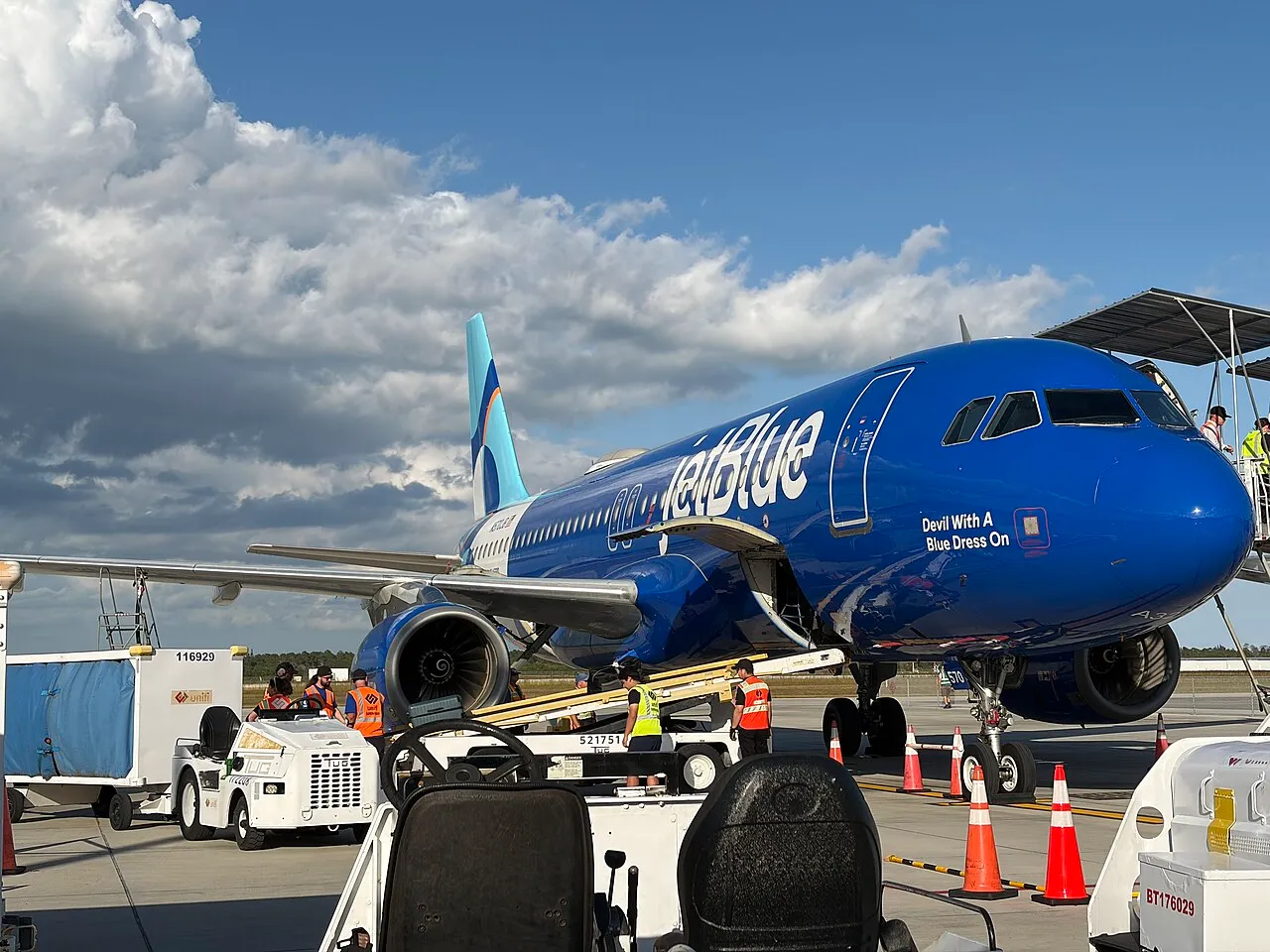Airports Near Vero Beach, Florida jet blue airplane
